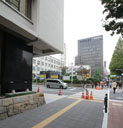 市役所第2庁舎と本庁舎の間を左折